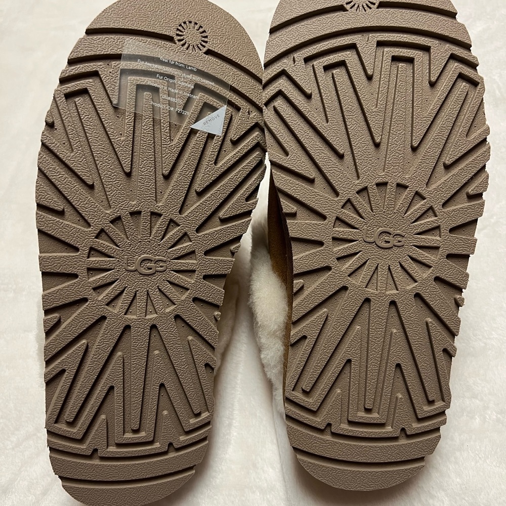 UGG Slippers - Picture 6 of 6